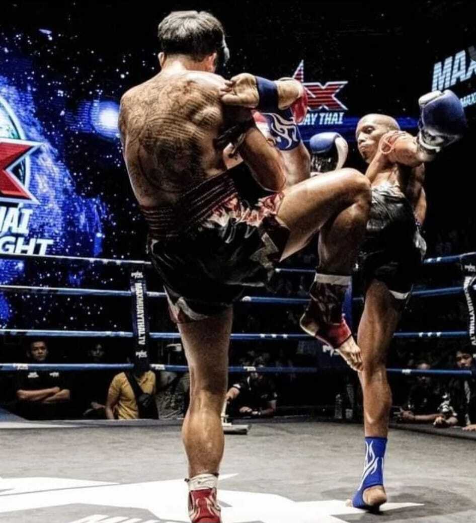 Andre delivering a roundhouse kick at Max Muay Thai in Thailand